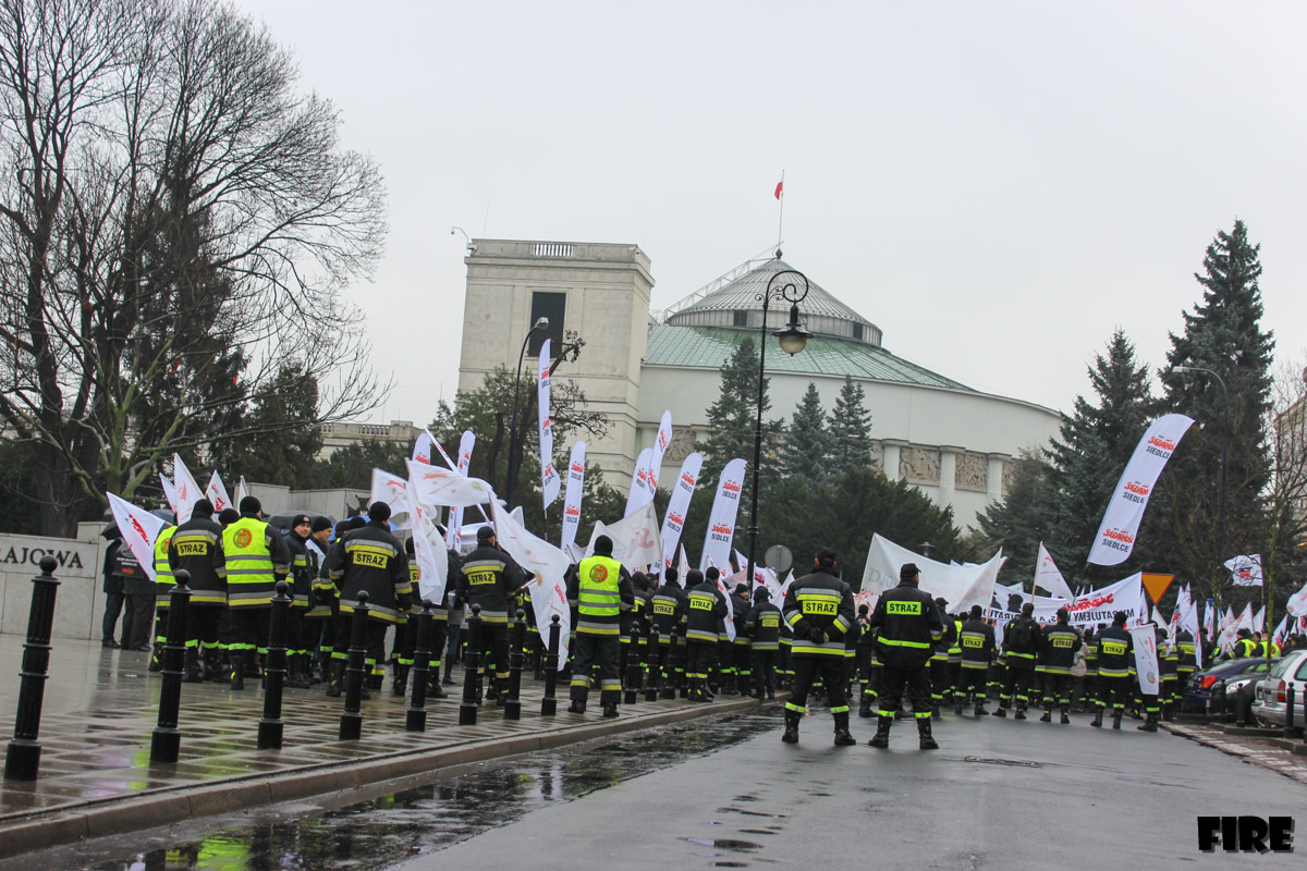 Strajk strażaków pod sejmem RP w Warszawie