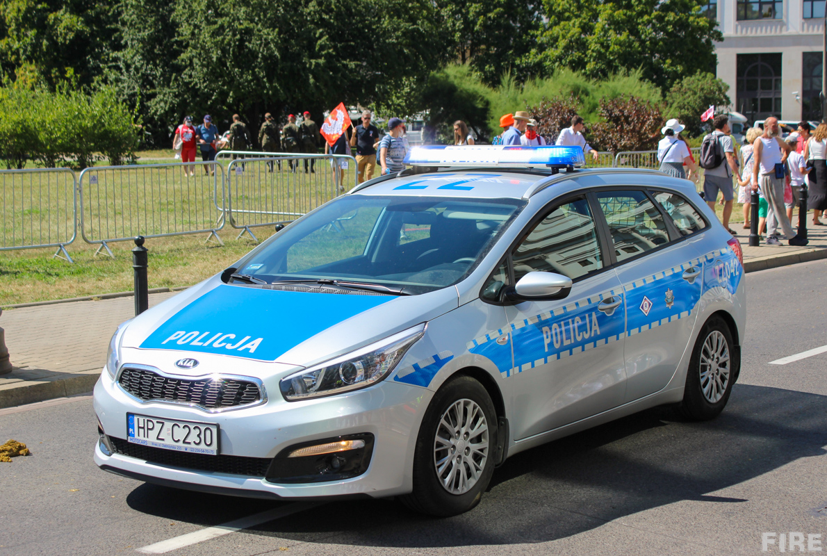 ZZ042 - Kia Cee'd SW II - Komenda Stołeczna Policji