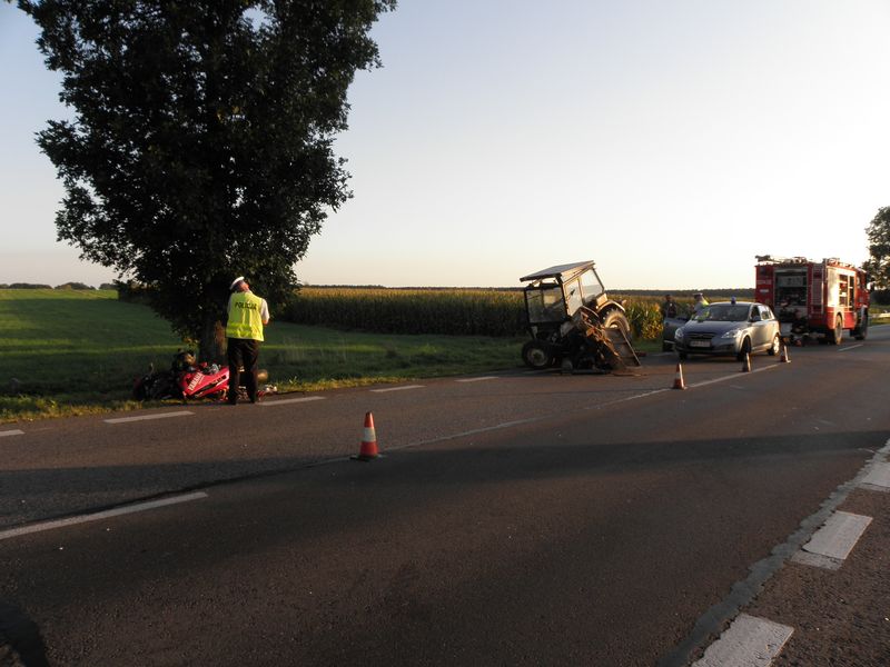 Motocykl uderzył w traktor (06.09.2011)