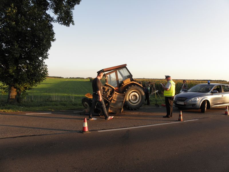 Motocykl uderzył w traktor (06.09.2011)